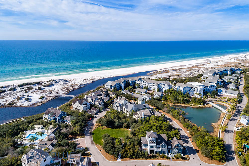 Couple-Escaping-to-the-Emerald-Coast